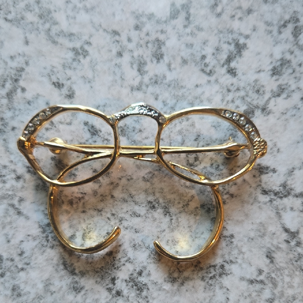 Elegant Vintage Gold Brooch with Crystal Accents
